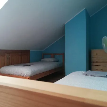 Mamas & Papas Airport Hostel *